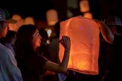 「夜空に350基のランタン！アイス＆アジア屋台が並ぶ「夜市」が静岡・駿府城公園で開催」の写真