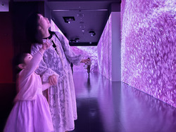 お気に入りの動物が映ると「ママみてみて！」と指さす"みおちゃん"