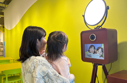 1回500円の「ワンダリアオリジナルフォト」。画面をタップし、好きなフレームを選択後に、撮影スタート！