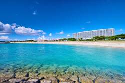 「糸満市のホテルで全長70mのガーデンプールOPEN！沖縄初"虹のウォータースライダー"も」の写真