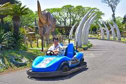 恐竜エリアを走り抜ける「ディノエイジカート」