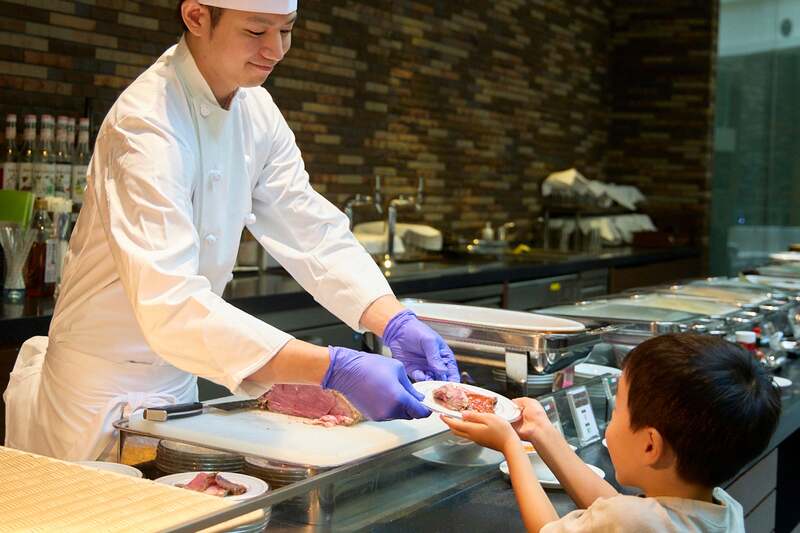 目の前で切り分けるローストビーフに、お子様も大興奮！