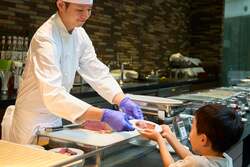 目の前で切り分けるローストビーフに、お子様も大興奮！