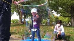 「海辺の焚き火や光線銃バトルも！入場無料のアウトドアイベントが大阪・泉南で開催」の写真