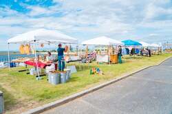 「海辺の焚き火や光線銃バトルも！入場無料のアウトドアイベントが大阪・泉南で開催」の写真