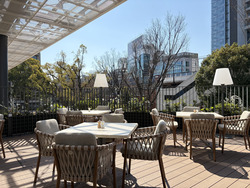 開放的なテラス席を備えた「サラベス」。ニューヨークトレンドメニューを親子で堪能♪