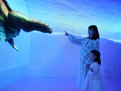 トンネル型のゾーン2では、深海の世界を体験！　巨大な鯨やカメ、無数のクラゲなどが体をすり抜けていくような感覚が楽しめます