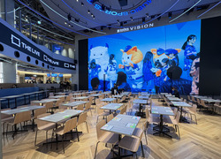 大型ビジョンを取り囲むように配置された座席では、迫力満点の映像を楽しめます