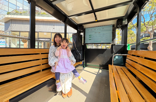 窓のない開放的な車体で、横浜の風を感じながら約1時間15分の周遊ツアー