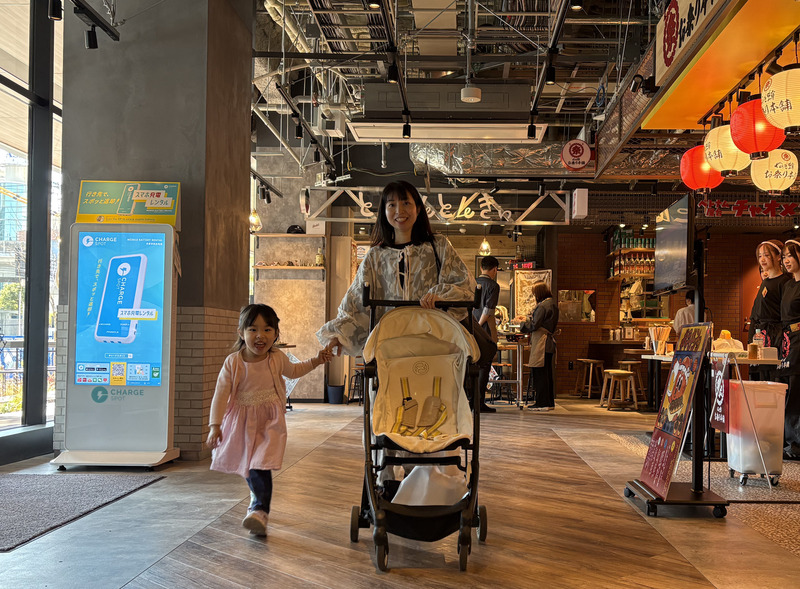 ベビーカー移動もラクラクの「スタジアム横バル街」。オープンスペースなので、お店の雰囲気がダイレクトに伝わります