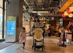 ベビーカー移動もラクラクの「スタジアム横バル街」。オープンスペースなので、お店の雰囲気がダイレクトに伝わります