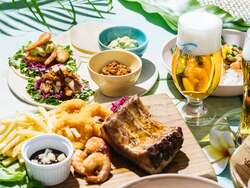 「GWから秋まで開催！二子玉川がハワイに　自分で作るタコスや生搾りパインジュースも」の写真