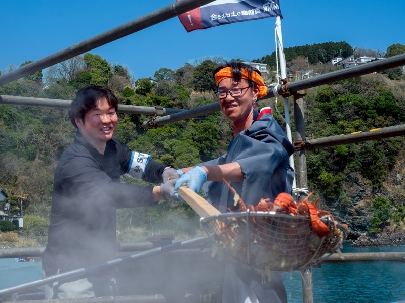 伊勢海老、アンコウ、地元産野菜をふんだんに使った特製鍋は、真鶴ならではの一皿！