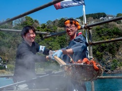 伊勢海老、アンコウ、地元産野菜をふんだんに使った特製鍋は、真鶴ならではの一皿！