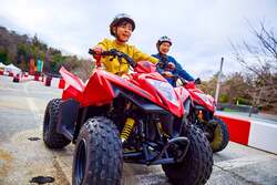 「免許不要でバギー体験！ネスタリゾート神戸に新エリア　3歳から乗れる電動カートも！」の写真