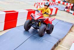 「免許不要でバギー体験！ネスタリゾート神戸に新エリア　3歳から乗れる電動カートも！」の写真