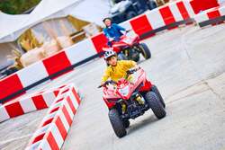 「免許不要でバギー体験！ネスタリゾート神戸に新エリア　3歳から乗れる電動カートも！」の写真