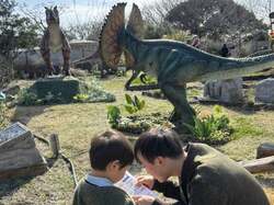 「入園無料のソレイユの丘に「恐竜島」が出現！発掘体験やフォトスポットで春休みを満喫」の写真