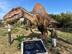 「入園無料のソレイユの丘に「恐竜島」が出現！発掘体験やフォトスポットで春休みを満喫」の写真