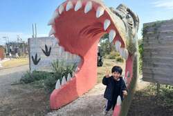 「入園無料のソレイユの丘に「恐竜島」が出現！発掘体験やフォトスポットで春休みを満喫」の写真