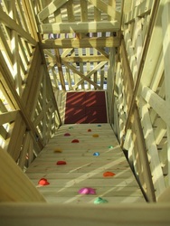 「体力コース」の一部。落下防止の網が張られてはいるものの、足がすくむような仕掛けが次々と現れます（写真提供：万博記念公園マネジメント・パートナーズ）