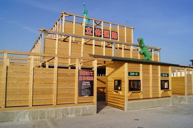 3階建て立体迷路の外観