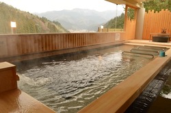 里山の風景を楽しめる「檜の露天風呂」