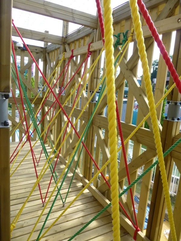 押したり、引いたり、くぐったり、頭と体を使い最上階のゴールを目指そう！