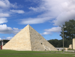 エジプトにある、クフ王のピラミッドの10分の1サイズで作られた「ピラミッド」