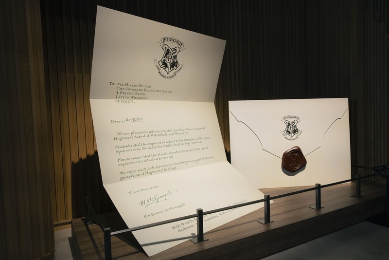 ロビーに巨大な『入学許可証』が登場！ワクワクドキドキの冒険がスタート