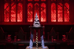 組分けの演出にあわせて、大広間全体がそれぞれの寮を象徴するカラーに彩られます