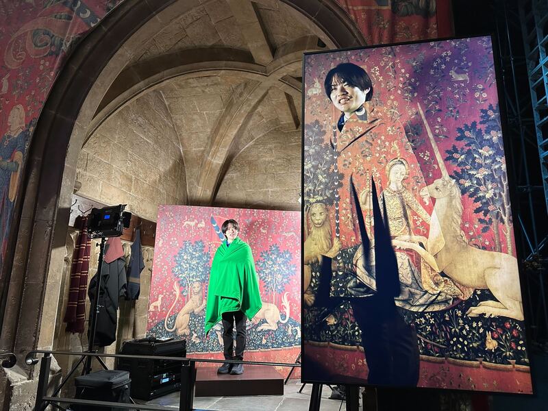 『透明マント』の不思議な撮影技術を間近で見学