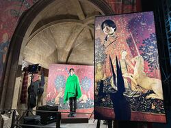 『透明マント』の不思議な撮影技術を間近で見学