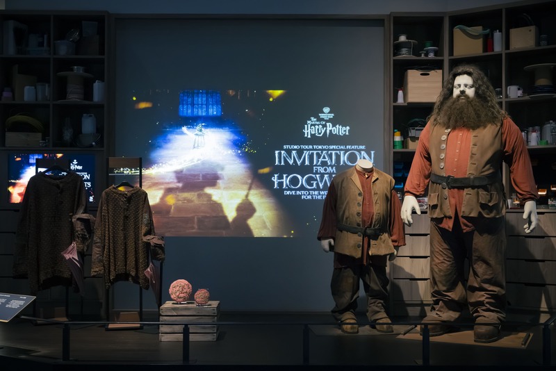 特大サイズの小道具が詰まった小屋で、魔法界のスケールを体感