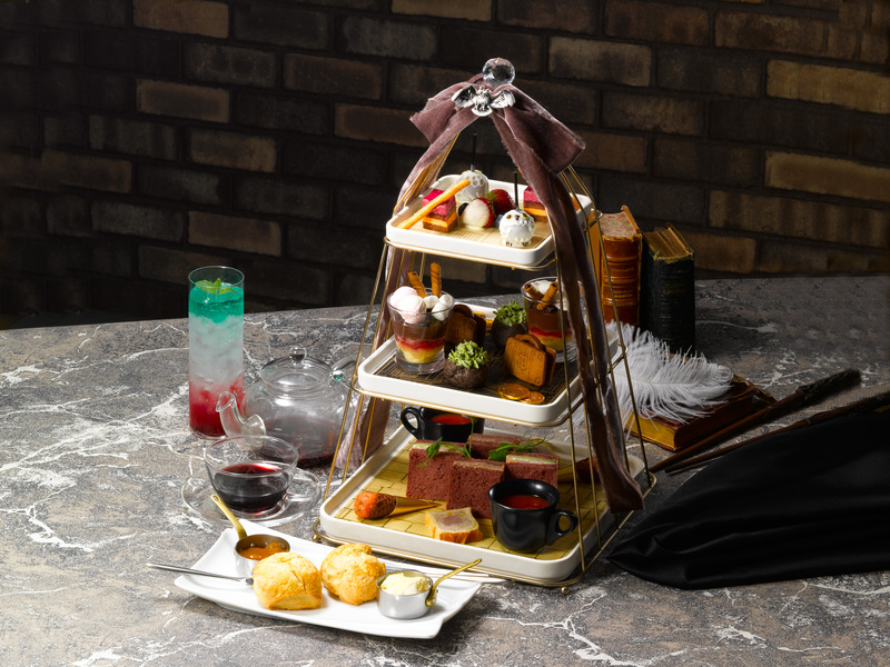 ハリーがハグリッドと一緒に入学前に必要な物をダイアゴン横丁に買いに行く時の、お買い物リストを表現した「ダイアゴン横丁の買い物シストアフタヌーンティー」7,500円（税込）