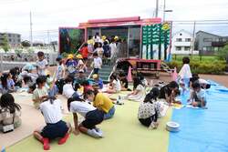 「人気キャラ登場＆550冊の絵本バス＆無料ワークショップも！東京ドームシティで春休み」の写真