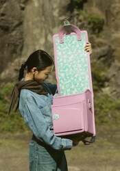 「2027年入学のラン活始動！土屋鞄が人気色発表　黒の進化や白が急浮上！新定番カラーも」の写真