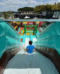 「600円で巨大エア遊具が遊び放題！ワタワンの屋外キッズスポットで平日プランが格安に」の写真