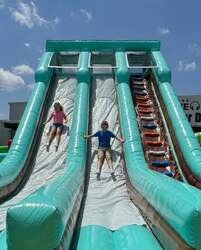 「600円で巨大エア遊具が遊び放題！ワタワンの屋外キッズスポットで平日プランが格安に」の写真