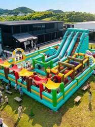「600円で巨大エア遊具が遊び放題！ワタワンの屋外キッズスポットで平日プランが格安に」の写真
