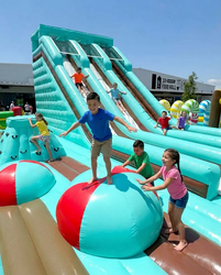 「600円で巨大エア遊具が遊び放題！ワタワンの屋外キッズスポットで平日プランが格安に」の写真