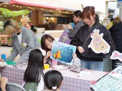 「池袋が巨大な遊び場に！サンシャインシティで20団体が集うプレーパーク開催　入場無料」の写真