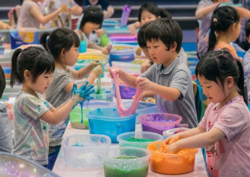 「11日間限定「スライムワンダーランド」OPEN！触って混ぜて写真もOK！大阪・岸和田で」の写真