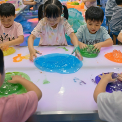 「11日間限定「スライムワンダーランド」OPEN！触って混ぜて写真もOK！大阪・岸和田で」の写真