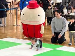 過去開催時の「はいはいレース」の様子（2026年1月）