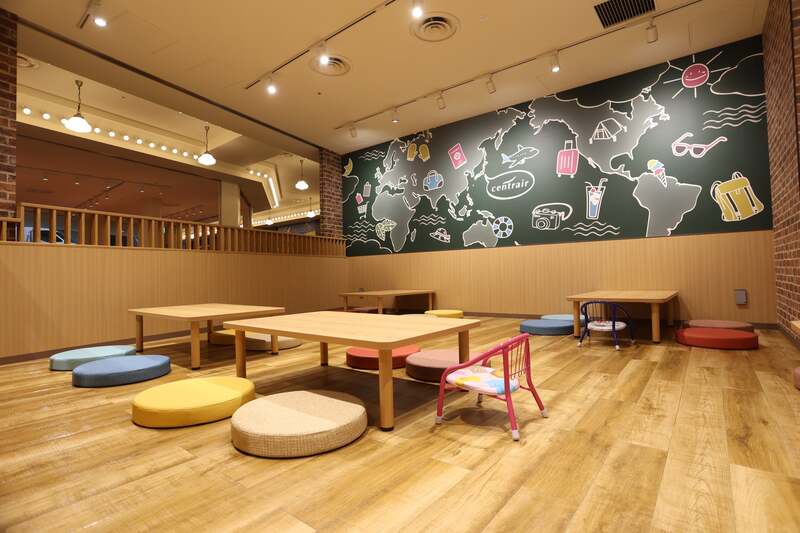 フライト・オブ・ドリームズ　フードコート内のこあがり席