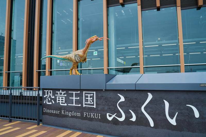 新幹線乗り場からも見える恐竜スポット