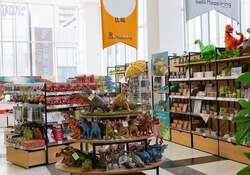 「駅前ビルが恐竜まみれに！土産から本格フィギュアまで揃う「ふくいジュラストア」OPEN」の写真