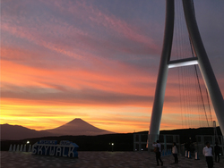 「笹のトンネルを爆走!? 三島スカイウォークのバギーが進化　富士山の絶景を独り占め！」の写真