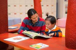 4. 絵本コーナー　おはなしのひろば